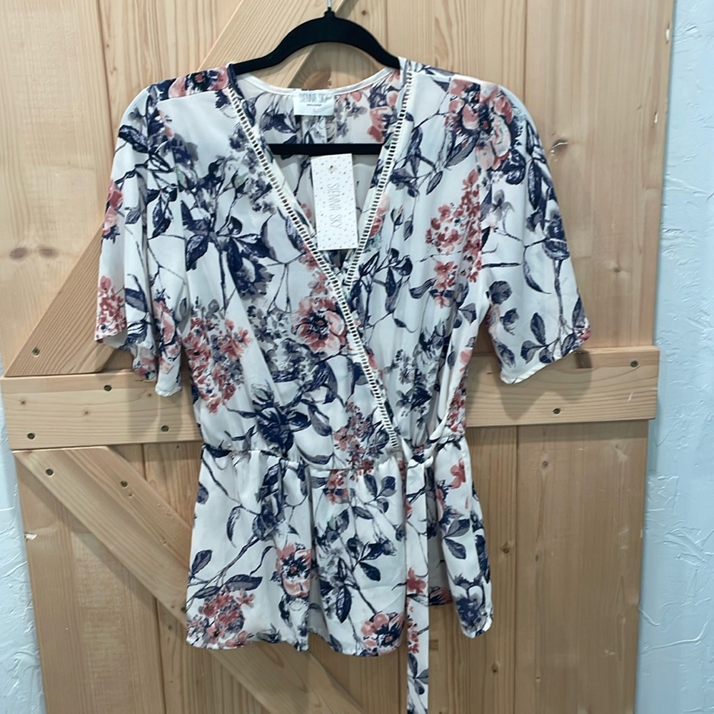 Sienna sky crossover side tie blouse. Size Lg. NWT